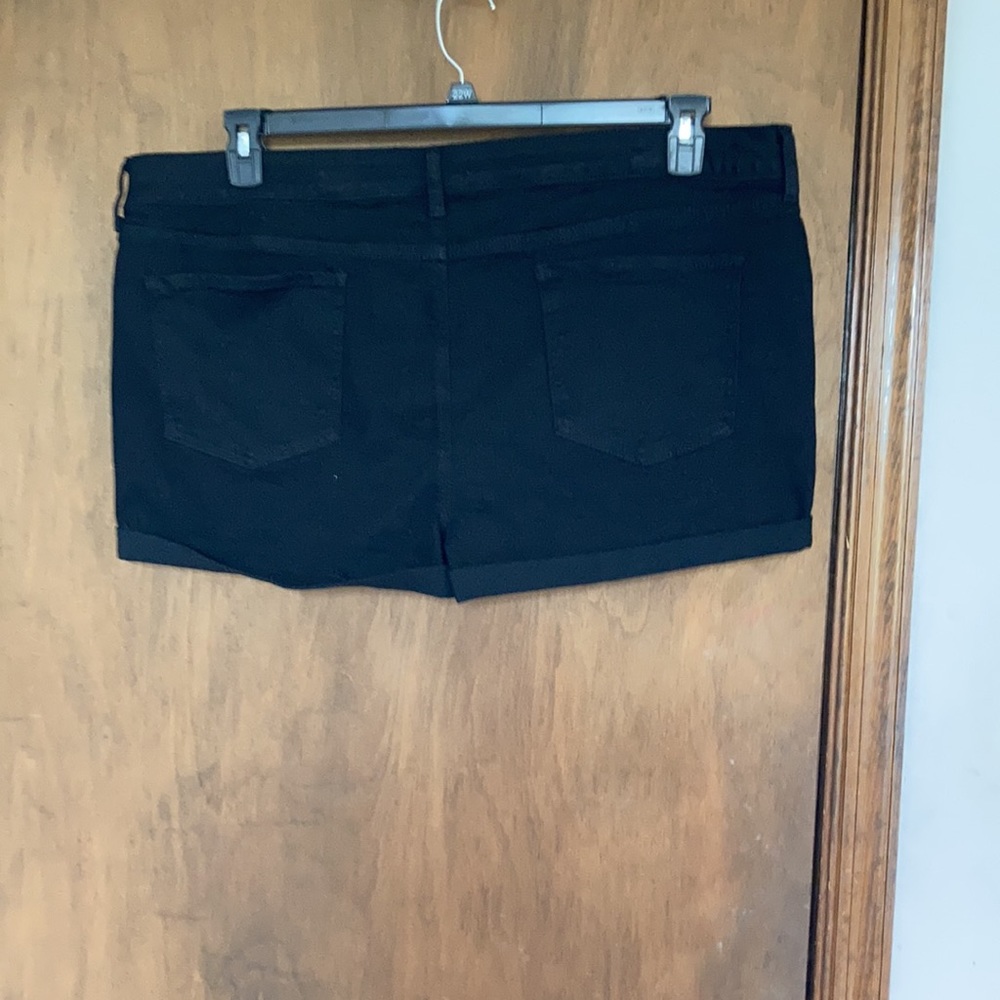 So cuffed black jean shortie short with stretch size 22 jr plus / 40W - Picture 13 of 13
